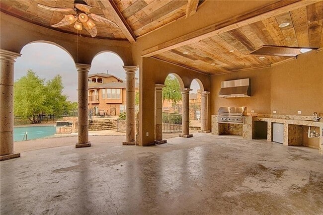 Building Photo - 2650 Venice Dr