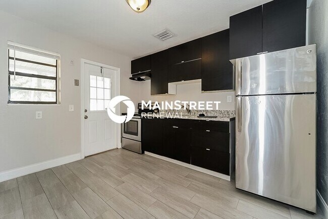 Building Photo - 2 Bedroom Pet-Friendly Home in Oakland Park, FL with Main Street Renewal