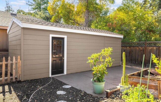 Building Photo - Beautiful Single-Story Home with Pool in Prime Concord Location –