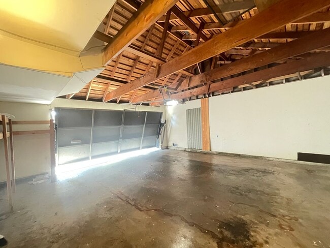 Building Photo - 6531 Lake Park Dr