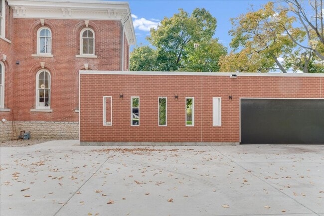 Building Photo - Historic, Character-Rich House - 3 Bed, 3 Bath (2 Full, 2 Half)