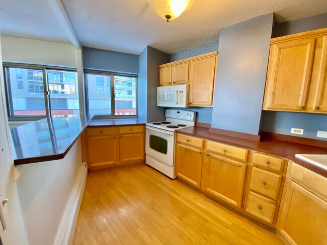 Building Photo - 1919 N Summit Ave