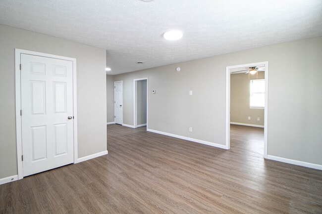 Building Photo - 404 -10 Thompsonville Lane