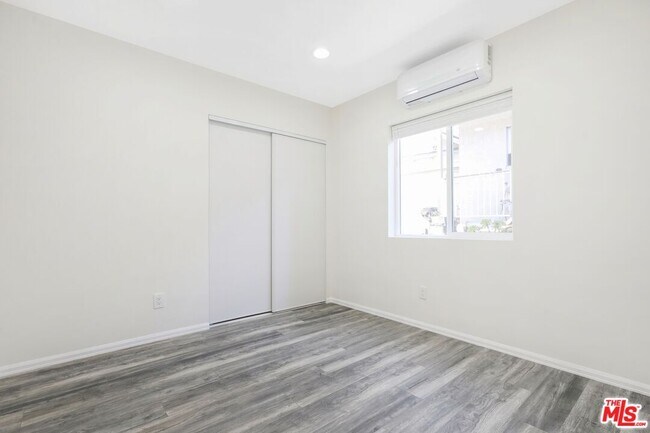 Building Photo - 1722 N Ave 45