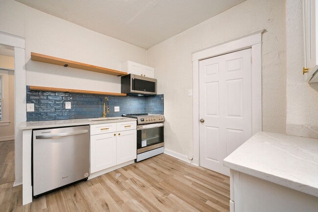 Building Photo - 5 Bedroom Home Near Central Park and Centr...