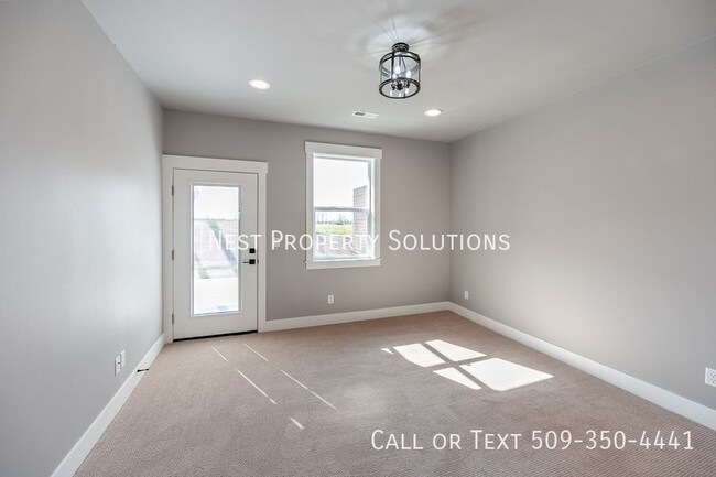 Building Photo - 1213 Rd F .2 NE