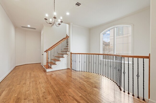 Building Photo - 521 Lovett Blvd