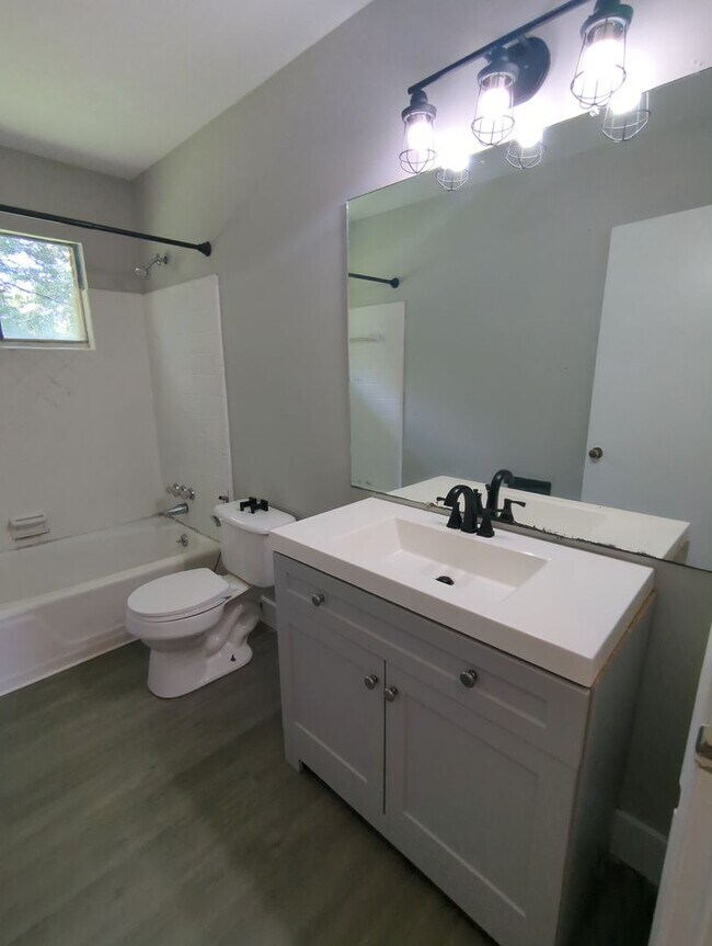 Building Photo - 1302 Ridgefield Cir