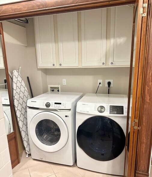 Building Photo - 1116 W 10th St