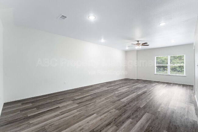 Building Photo - 955 S Benchmark Ln