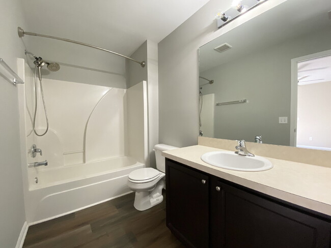 Building Photo - Charming End Unit Townhome in Mill Creek!
