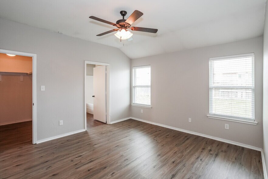 Building Photo - 4020 Tarpon Springs Dr
