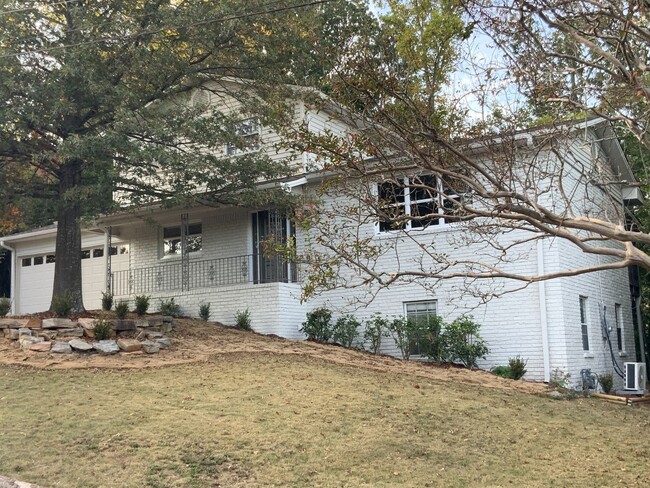 Primary Photo - Recently updated (2021) 4 Bedroom / 2.5 Ba...