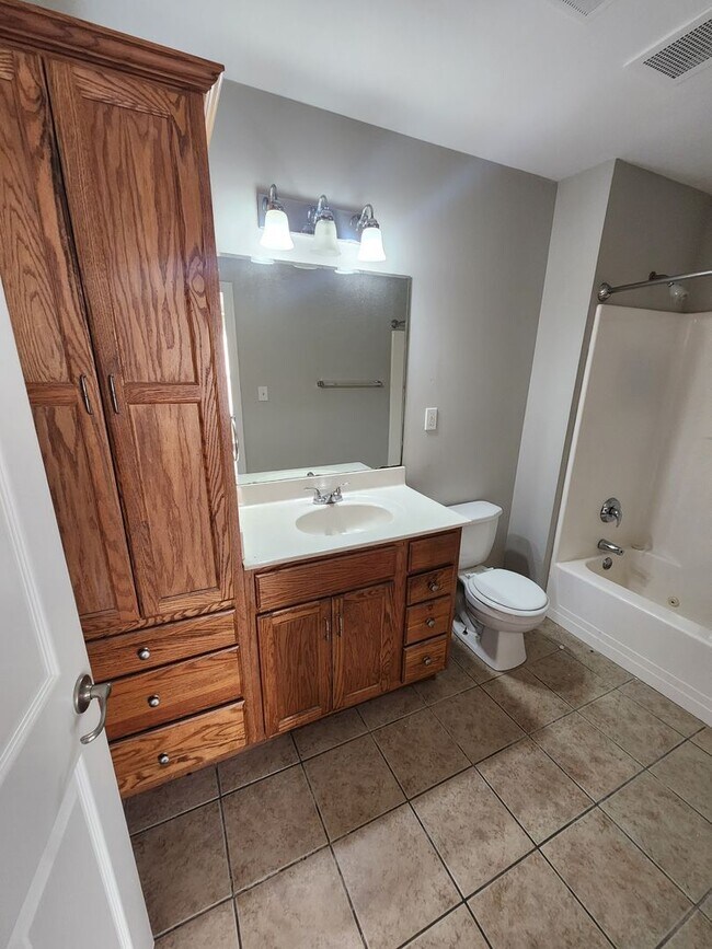 Building Photo - Beautiful 2 bedroom 2 full bath condo close to clubhouse and pool