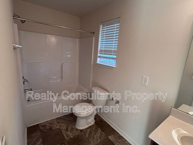 Building Photo - 482 Sandybrooke Dr