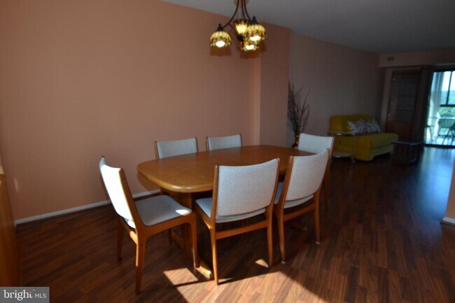 Building Photo - 15101 Interlachen Dr