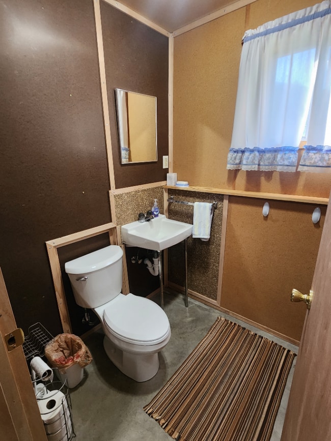 Building Photo - Furnished 3BR, 1.5BTH Centrally Located in...