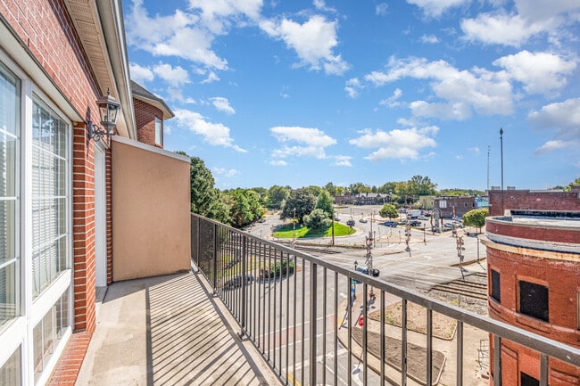 Building Photo - 360 S Elm St