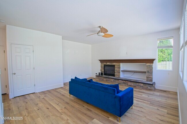 Building Photo - 3075 Roxbury Dr