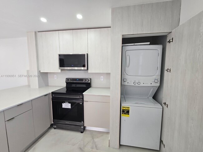 Building Photo - 1800 W 54th St