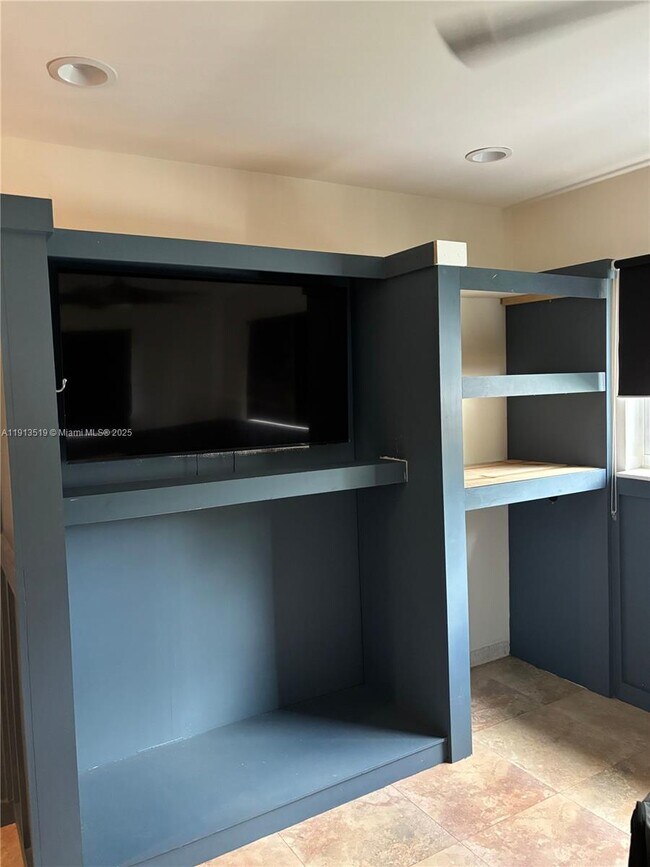 Building Photo - 2002 NE 43rd St