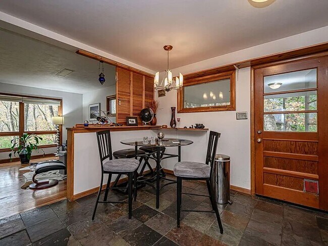 Building Photo - Marvelous 4 Bed 2.5 Bath House In Quarry H...