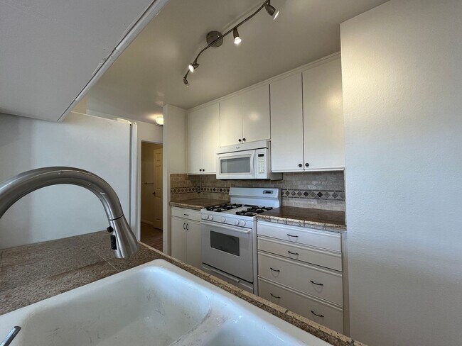 Building Photo - Upgraded 2+2 w/in-unit laundry + water + t...