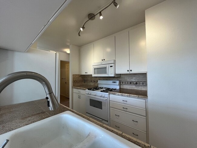 Building Photo - Upgraded 2+2 w/in-unit laundry + water + trash services included!