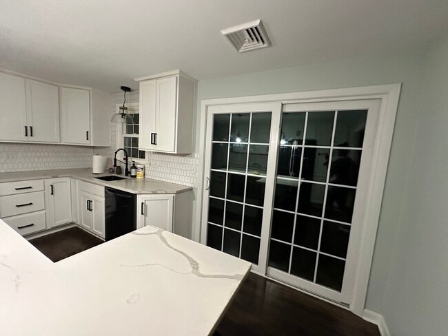 Building Photo - 65 Lynnwood Ln