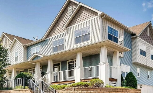 Building Photo - Modern Comfort & Convenience in Plymouth f...