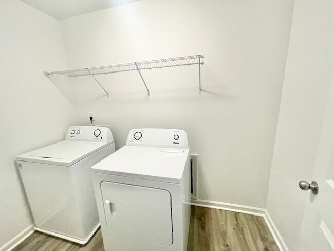 Building Photo - 3 br 2.5 ba Paired Home with attached gara...