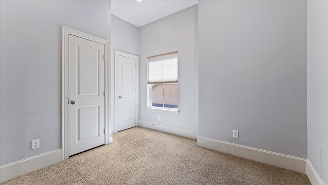 Building Photo - 931 W 23rd St