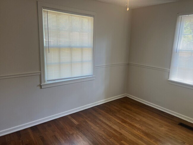 Building Photo - Charming Home with Great Location...Available Today!