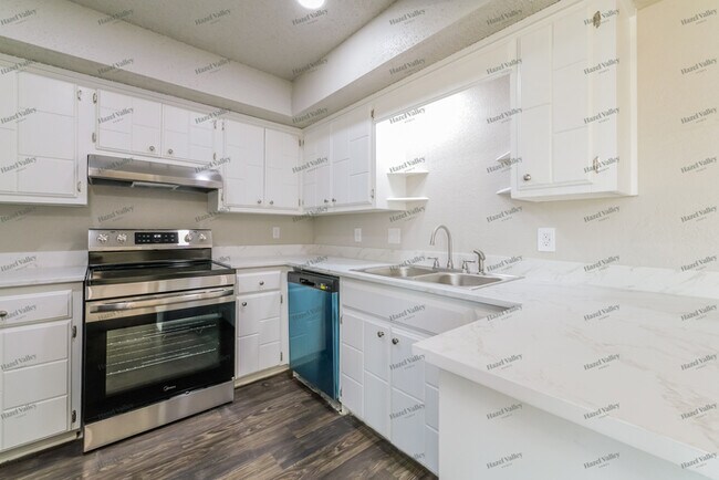 Building Photo - 950 Twisted Oak Dr