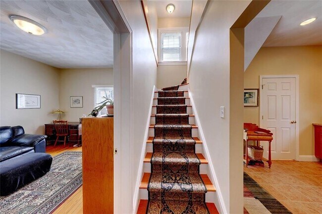 Building Photo - Providence/Elmhurst – Gorgeous Single Fami...