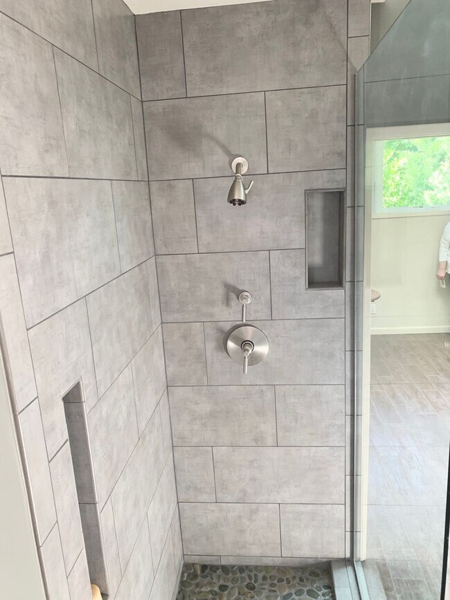 Building Photo - Home-Sweet-Home Vibe in Harper Ave!