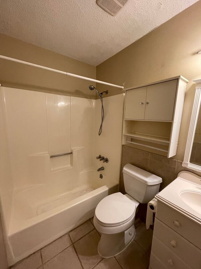 Building Photo - 2 Bedroom, 1 Bath Townhome Minutes from AU and Downtown!