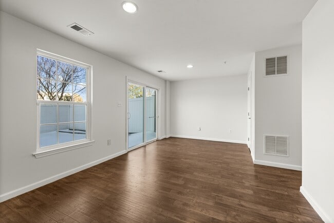 Building Photo - 712 White Walnut Ln