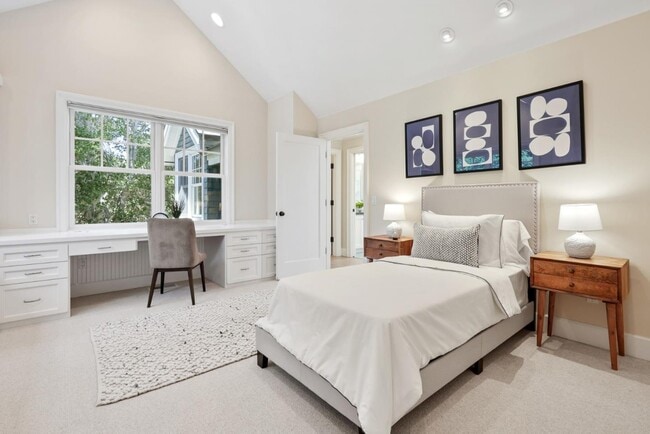 Building Photo - 42 Camino Por Los Arboles