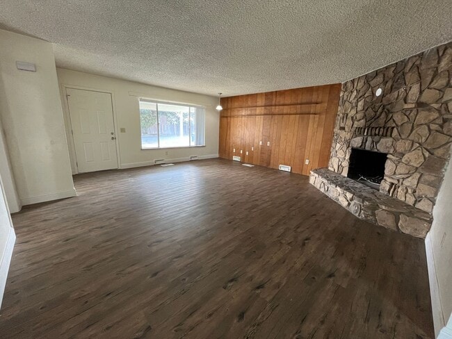 Building Photo - Wonderful Porterville House, Available Now!