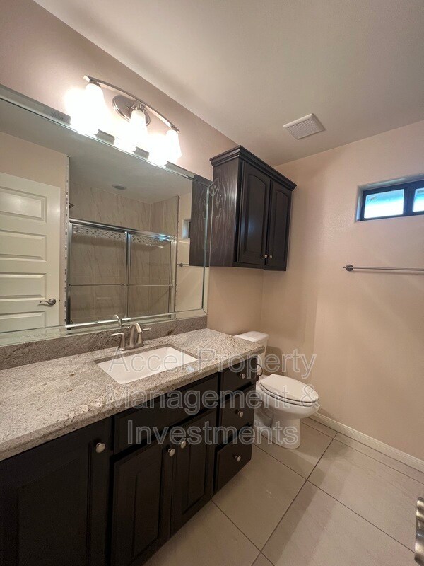 Building Photo - 711 N Abbott Ave