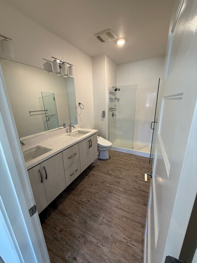 Building Photo - MODERN SMART CONDO IN DESIREABLE COMMUNITY