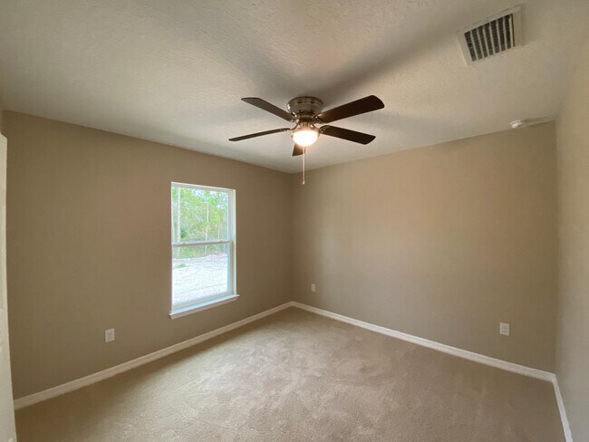 Building Photo - Custom Home - Desirable SW Ocala Neighborhood 3/2/2 **Won't Last**