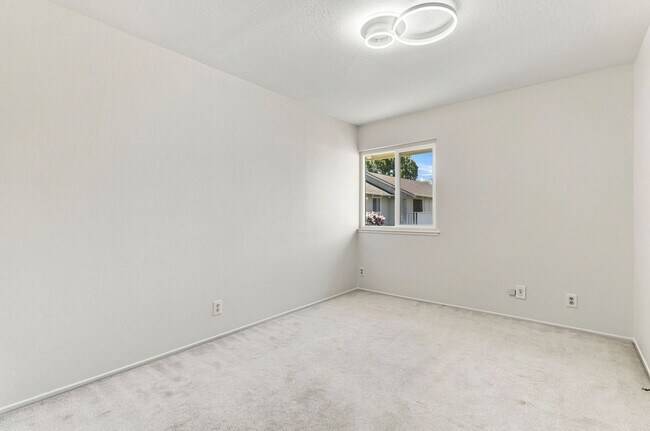 Building Photo - Northpoint Townhome