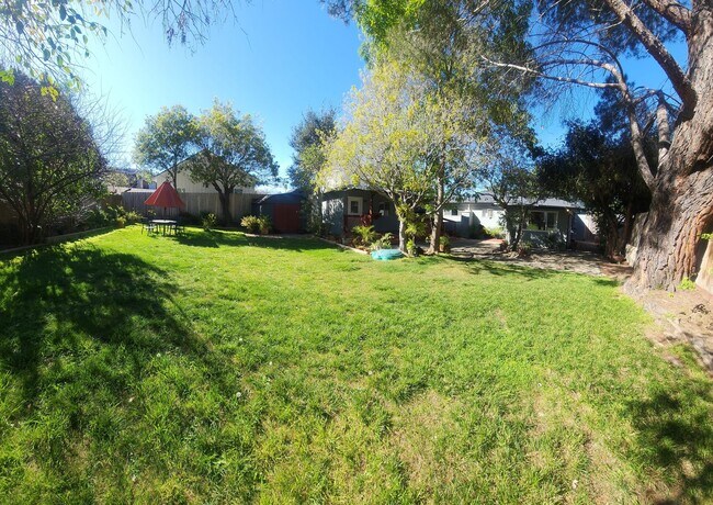 Building Photo - Well maintained 5 bedroom 2 bath with garage