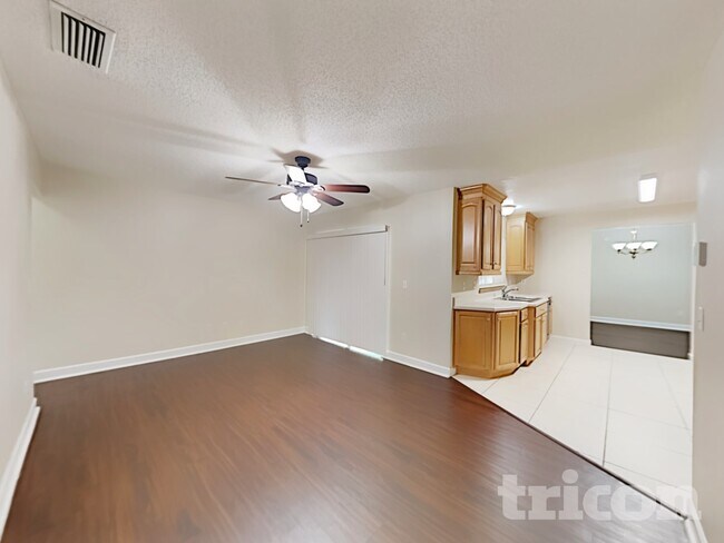 Building Photo - 260 12 League Cir