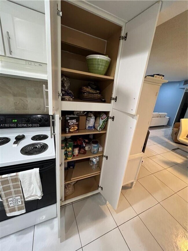 Building Photo - 6101 N Falls Cir Dr