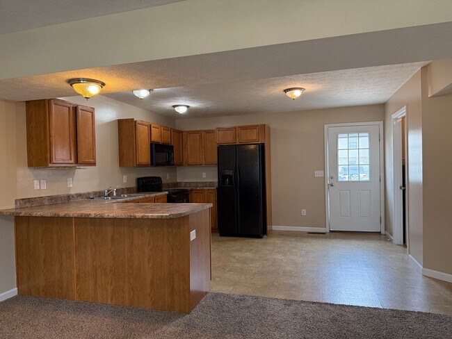 Building Photo - 3 bedroom, 2.5 bath townhome *6-MONTH LEAS...