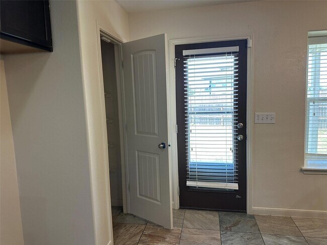 Building Photo - 201 N Hunting Lodge Ln