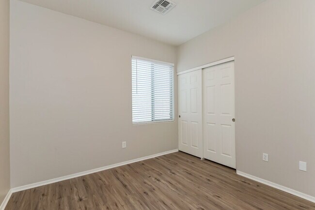 Building Photo - 405 East Placita Nodo